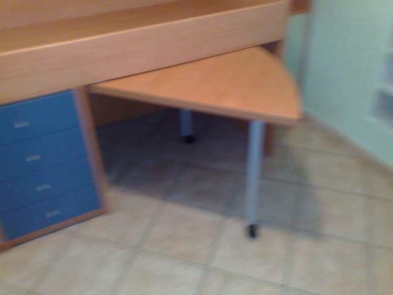 Cameretta usata letto e scrivania estraibile