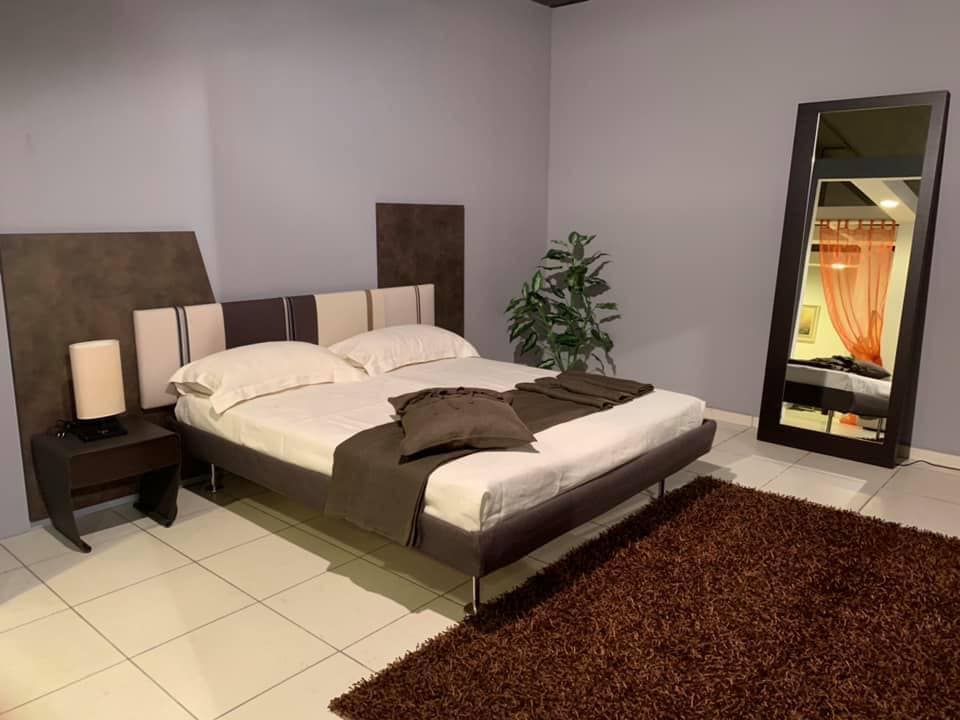 Letto matrimoniale tessuto e legno