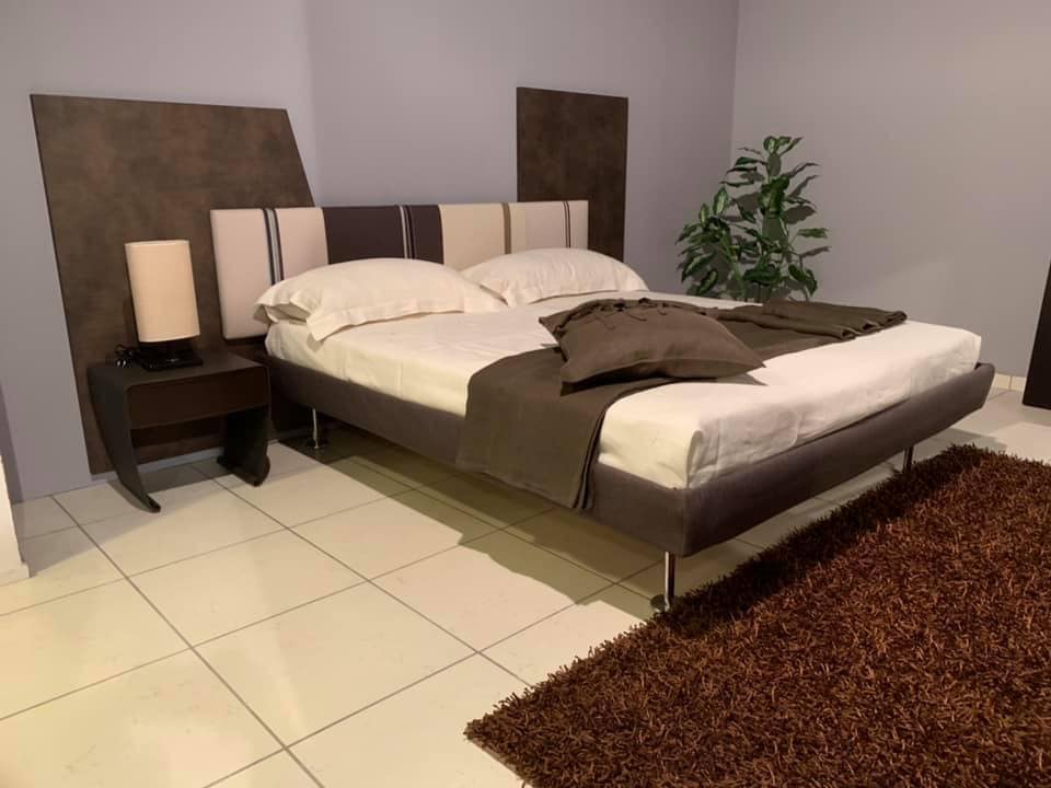 Letto matrimoniale tessuto e legno